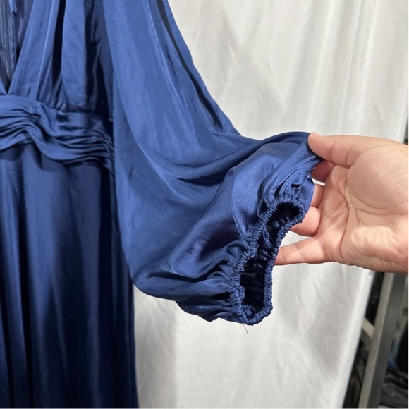 NWT IEENA Mac Duggal [ 14 ] Plunge‎ Neck Long Sleeve Satin Gown in Midnight - Picture 10 of 16